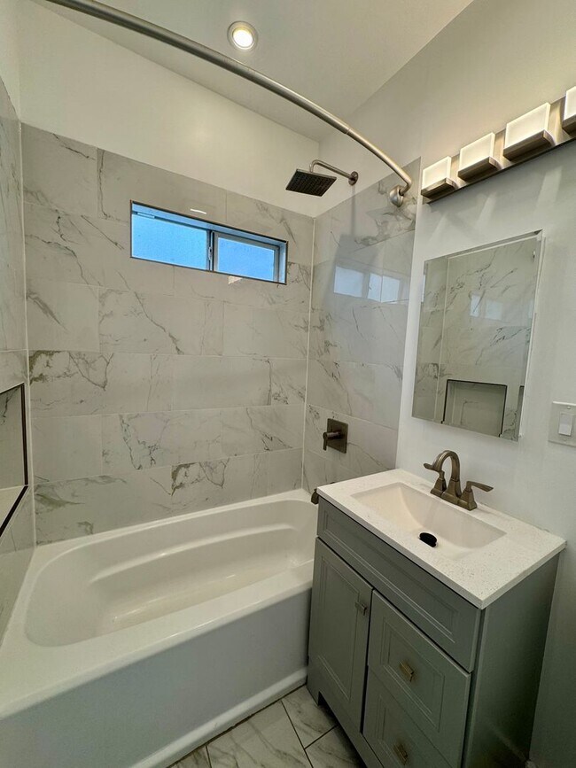 Building Photo - 823 Gower St