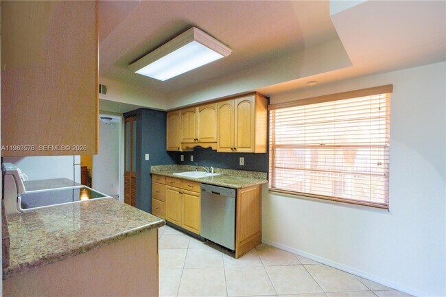 Building Photo - 430 Commodore Dr