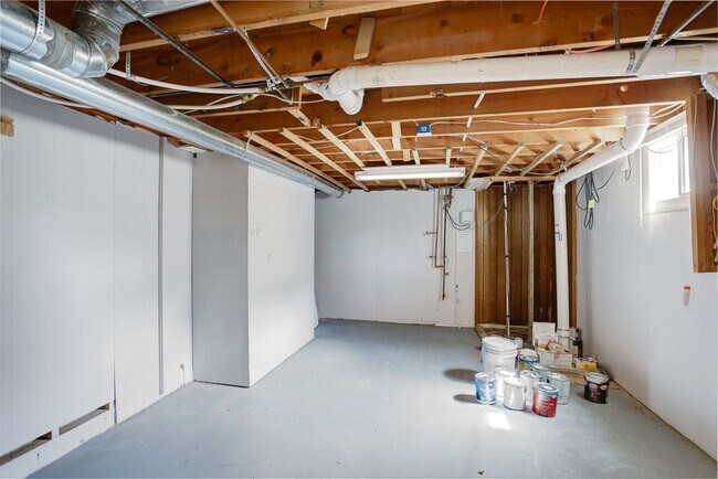 Building Photo - 4 Bed | 2 Bath | Spacious Backyard | Prime...