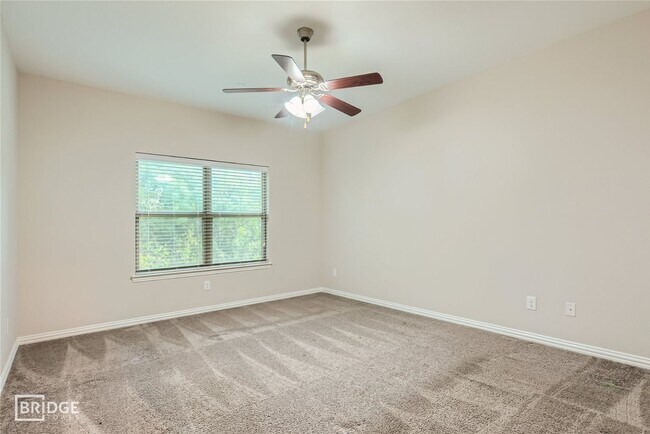 Building Photo - 1313 Lakecrest Ln