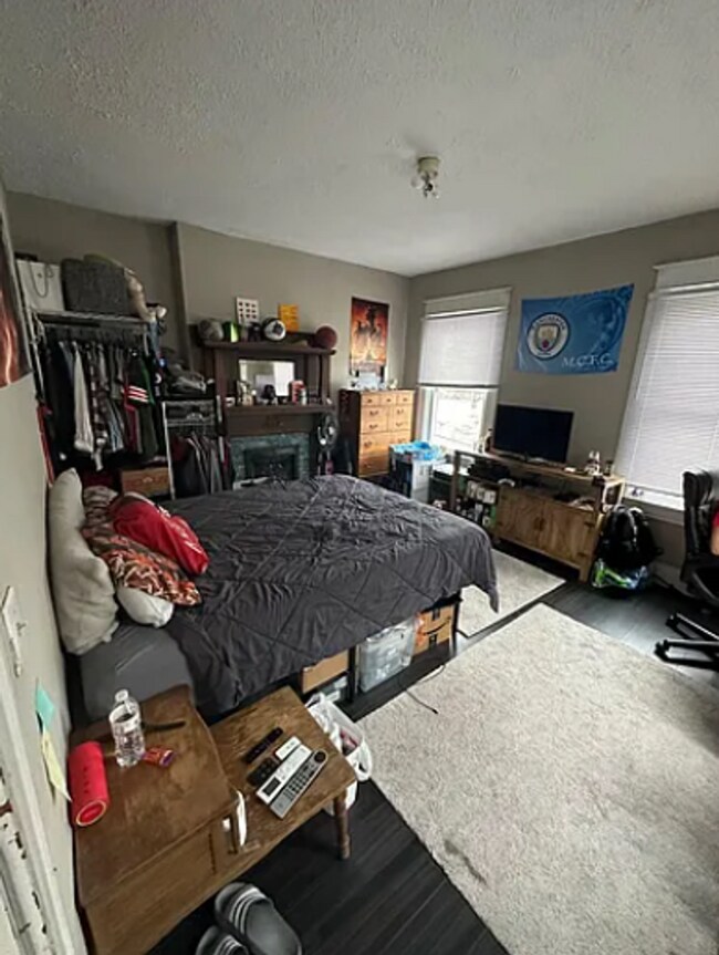 Building Photo - 5 Bedroom House Available Next to UC Campus