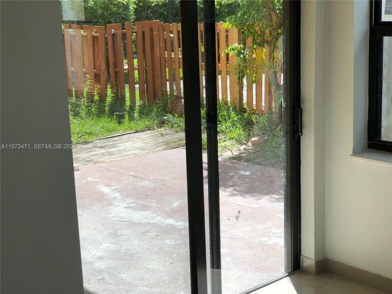 Building Photo - 8883 Fontainebleau Blvd