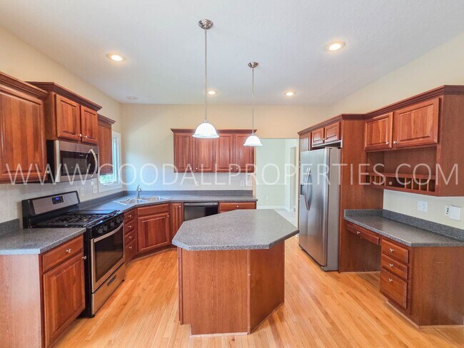 Building Photo - END OF SUMMER SPECIAL! $100 Off Rent for the First 6 Months | 4BR Urbandale Home with 3-Car Garage