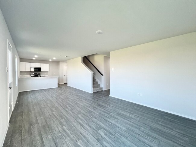 Building Photo - Stunning New Build with 5 Bedrooms & Moder...