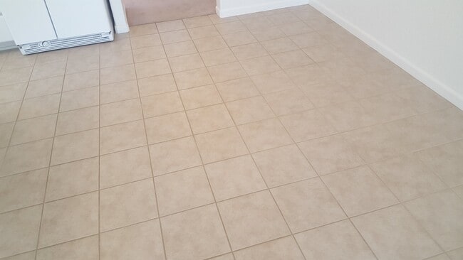 Building Photo - 4 Bedroom Home