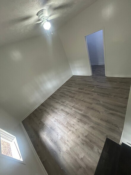 Building Photo - 15 Mona Pl