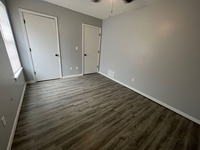 Building Photo - Beautifully Remodeled 2/1 apartment in Par...