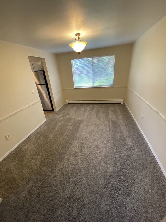 Building Photo - Don't miss out on this 5 bed 2.5 bath hous...
