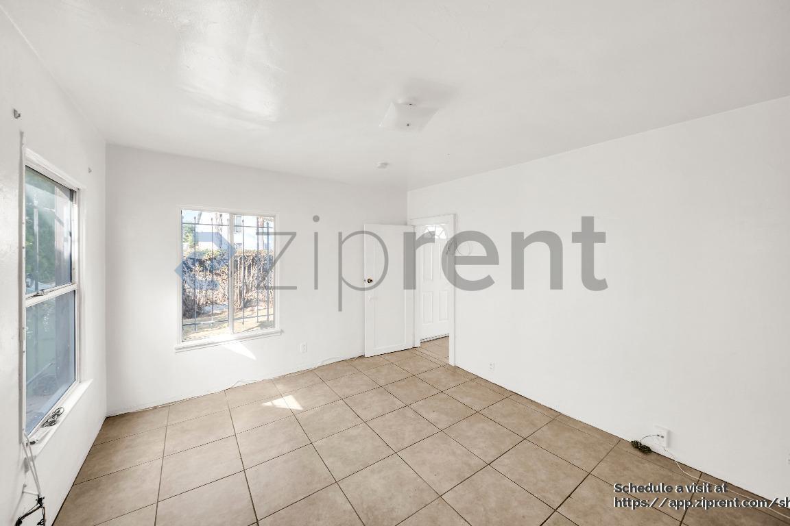 Building Photo - 910 E 90th St