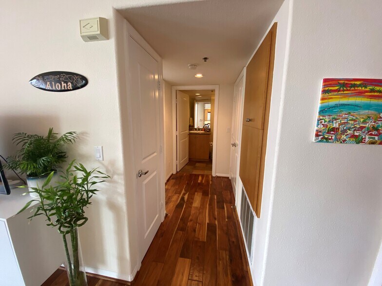 hallway to 2nd bedroom and bathroom - 924 Hornblend St