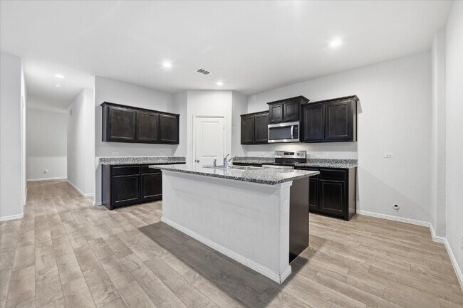 Building Photo - "Spacious 5-Bedroom Oasis in Fort Worth with 2 Full Baths and 2075 Sq Ft of Comfort!" Section 8 W...