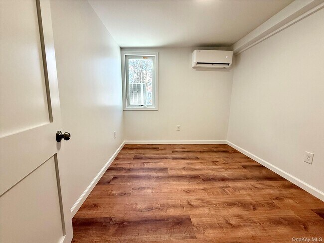 Building Photo - 728 US-6