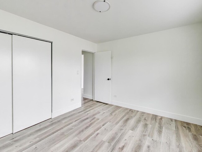 Building Photo - 7250 N Western Ave