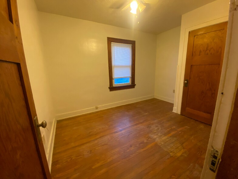 Building Photo - 214 Kenwood Ave