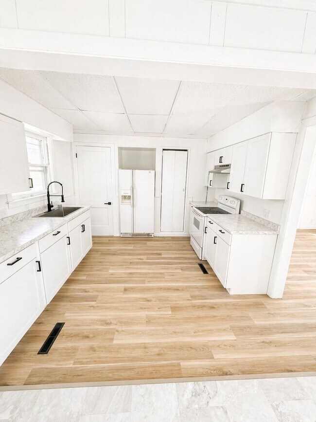 Building Photo - Lima Home – 3-Car Garage & Functional Layout