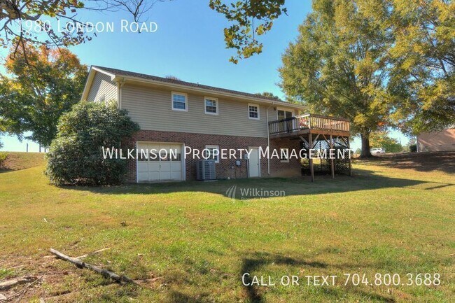 Building Photo - 3 Bedrooms, 2 Baths Ranch In Mooresville Q...