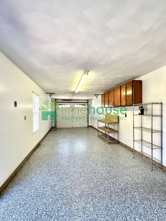 Building Photo - 700 Middle Rdg Dr