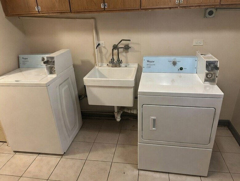 Building Photo - 1040 S York Rd