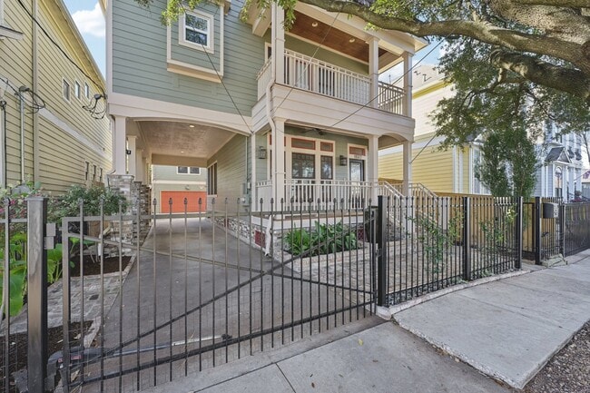 Building Photo - 1537 Alexander St