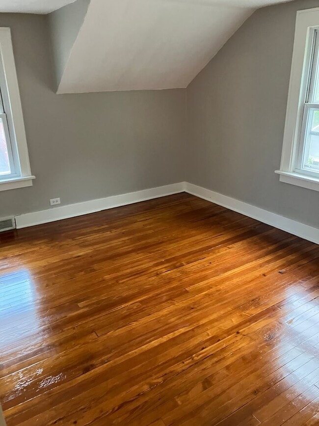 Building Photo - Remodeled Eastwood 3 bedroom