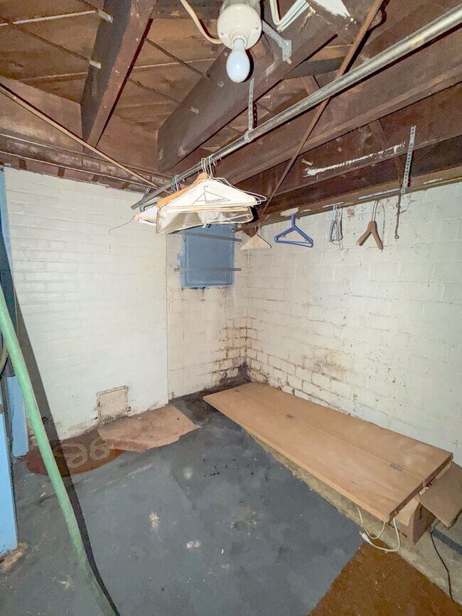 Building Photo - 9392 Woodside St