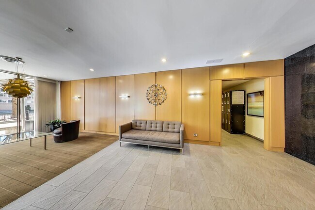 Building Photo - 2930 N Sheridan Rd