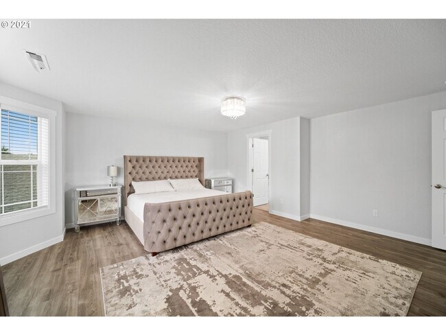 Building Photo - 4 Bedroom 2.5 Bath Home Recently Updated with Modern Finishes