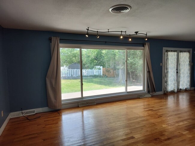 Building Photo - ALL PROSPECTIVE TENANTS MUST SUBMIT A $58 NON-REFUNDABLE APPLICATION FEE PER APPLICANT ONLINE AND...