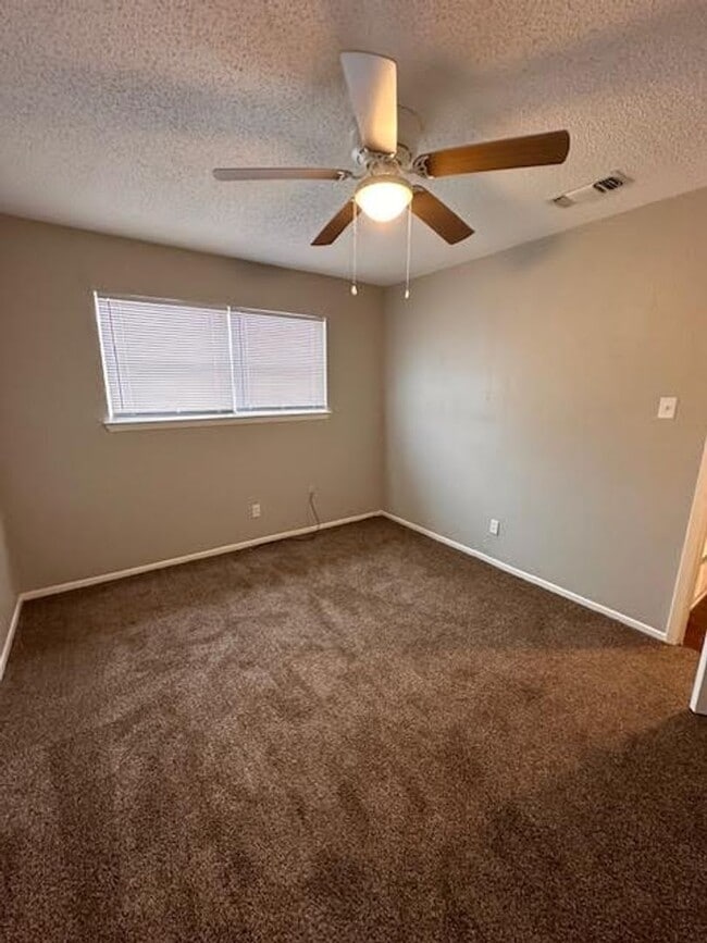 Building Photo - 111 Lindenwood Ln W