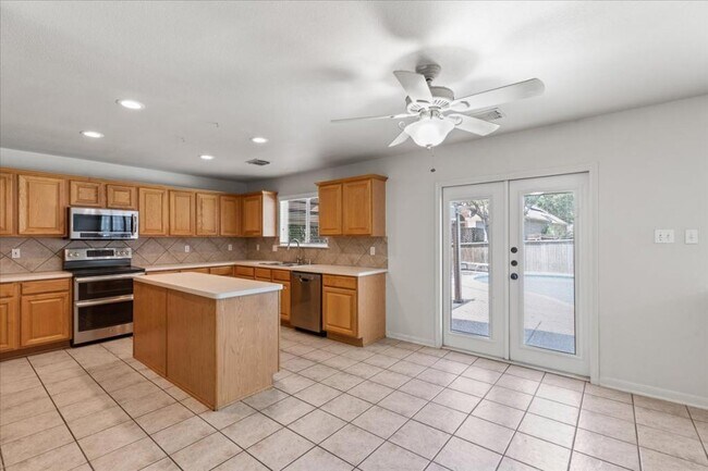 Building Photo - 208 Valona Dr