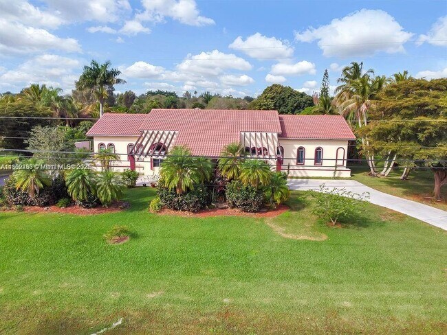 Building Photo - 5425 SW 190th Ave