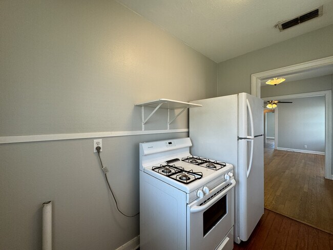 Building Photo - 403 E 6th St