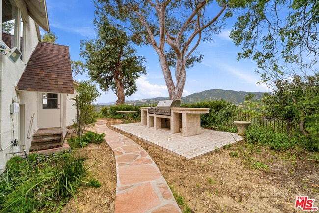 Building Photo - 935 Linda Flora Dr