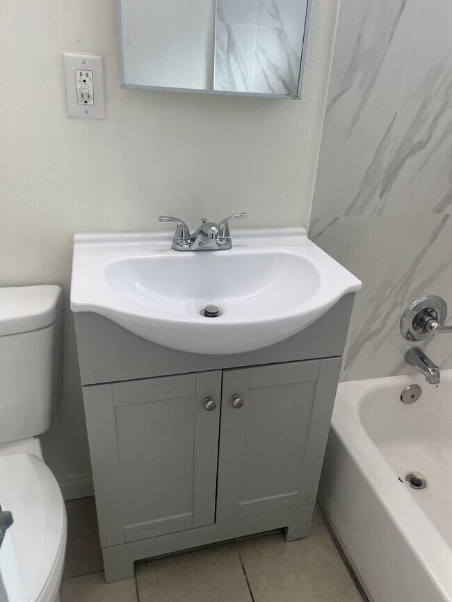 Building Photo - "Charming 2-Bedroom Unit in Oxnard's Heart...