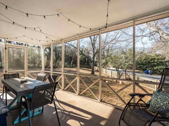 Building Photo - Low Maintenance 4BR/2BA Home near Downtown Greenville!