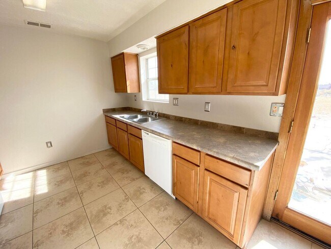 Building Photo - 910 11th Ave NW