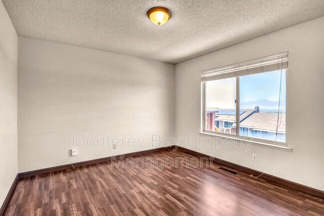 Building Photo - 1446 Skyview Dr