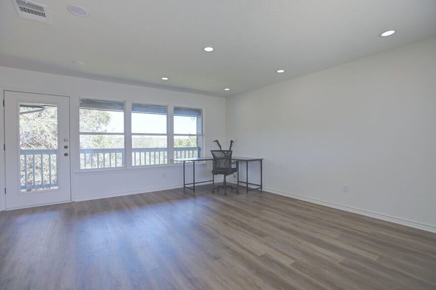 Building Photo - 450 Shady Bluff Dr