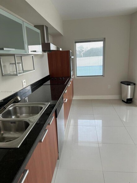 Building Photo - 1650 Brickell Ave