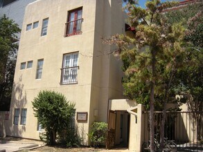 Building Photo - K241 - Sabinal #301