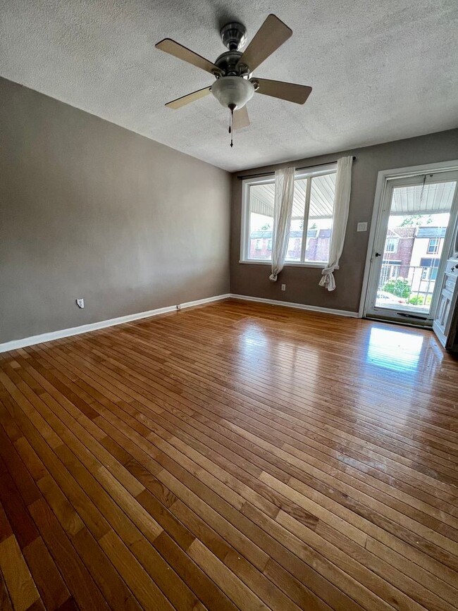 Building Photo - Gorgeous 3-Bedroom Townhouse with Garage i...