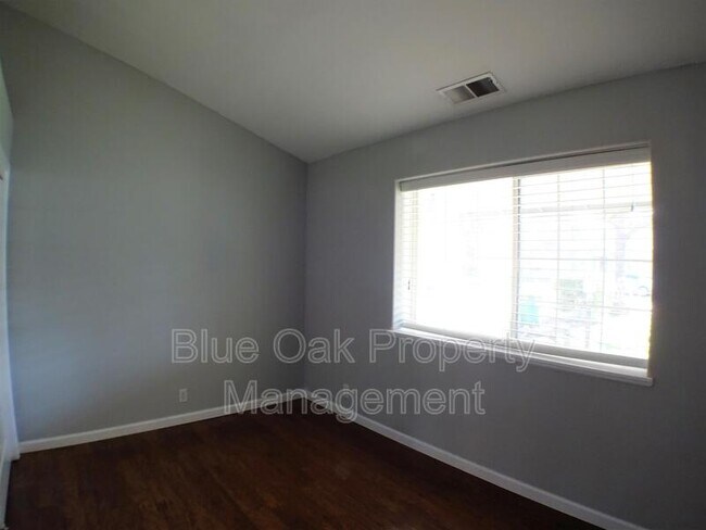 Building Photo - 612 W 6th Ave