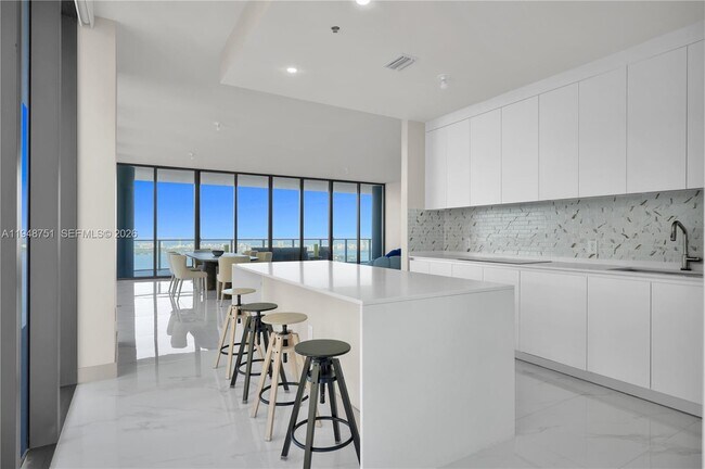 Building Photo - 700 NE 24th St