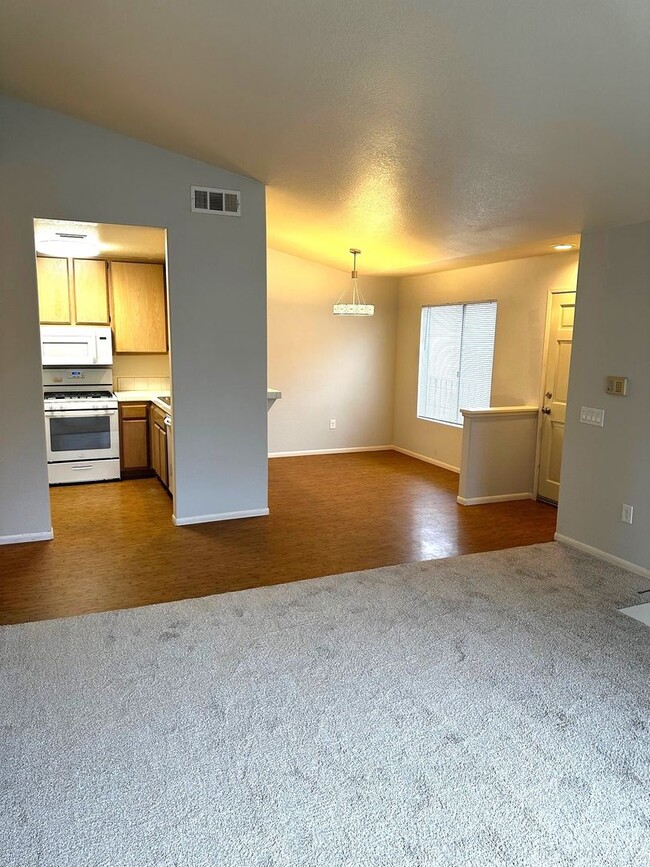 Building Photo - Upstairs 2 Bedroom/2 Bathroom Condo