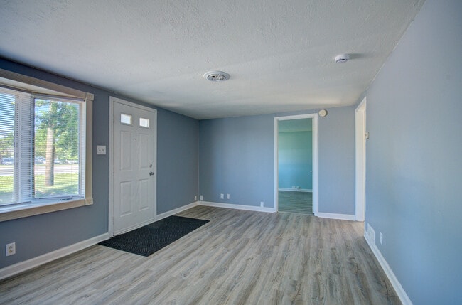 Building Photo - 2024 Plainfield Rd
