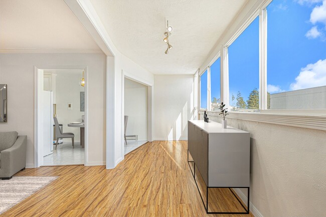 Building Photo - 2137 Otis Dr