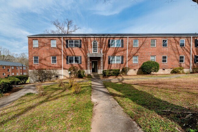 Building Photo - 2 bed/1 bath apartment for rent in Summerville, in-unit washer & dryer!