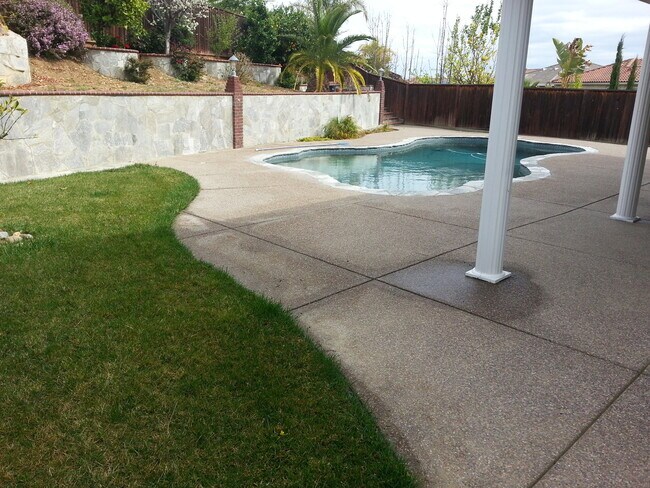 Building Photo - Lovely 5 bedroom Antioch Home