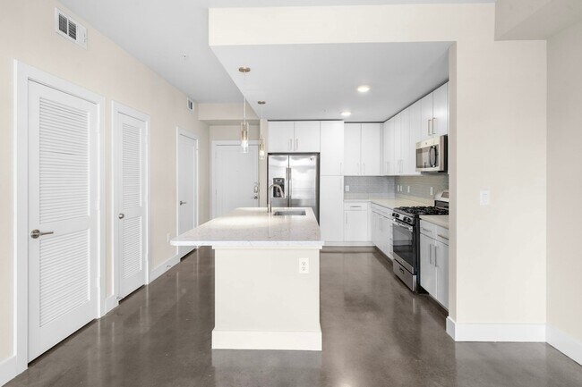 Building Photo - 1825 N San Jacinto Street Unit 641