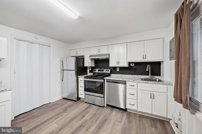 Building Photo - 7911 Bank St